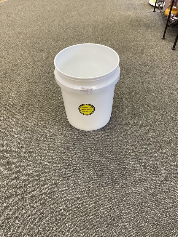 3.5 Gal White Round Bucket