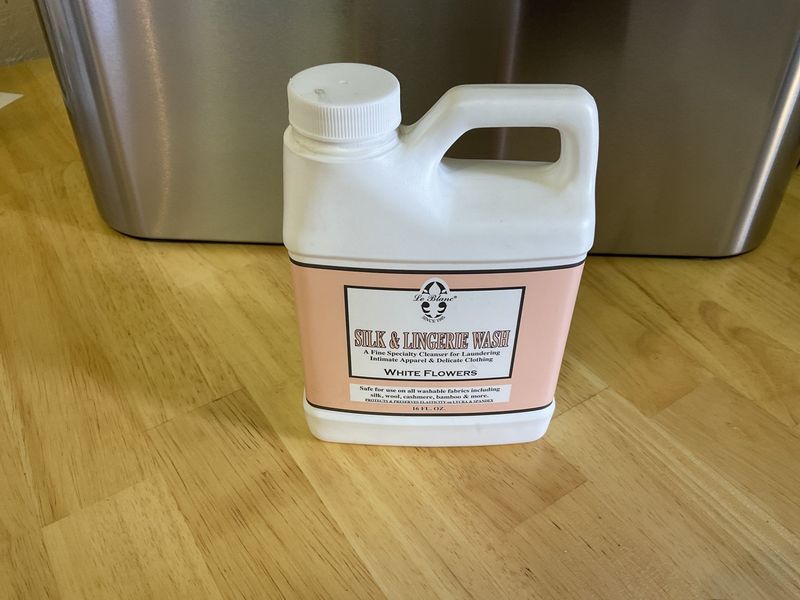 Le Blanc Silk &amp; Lingerie Wash White Flowers 16 oz