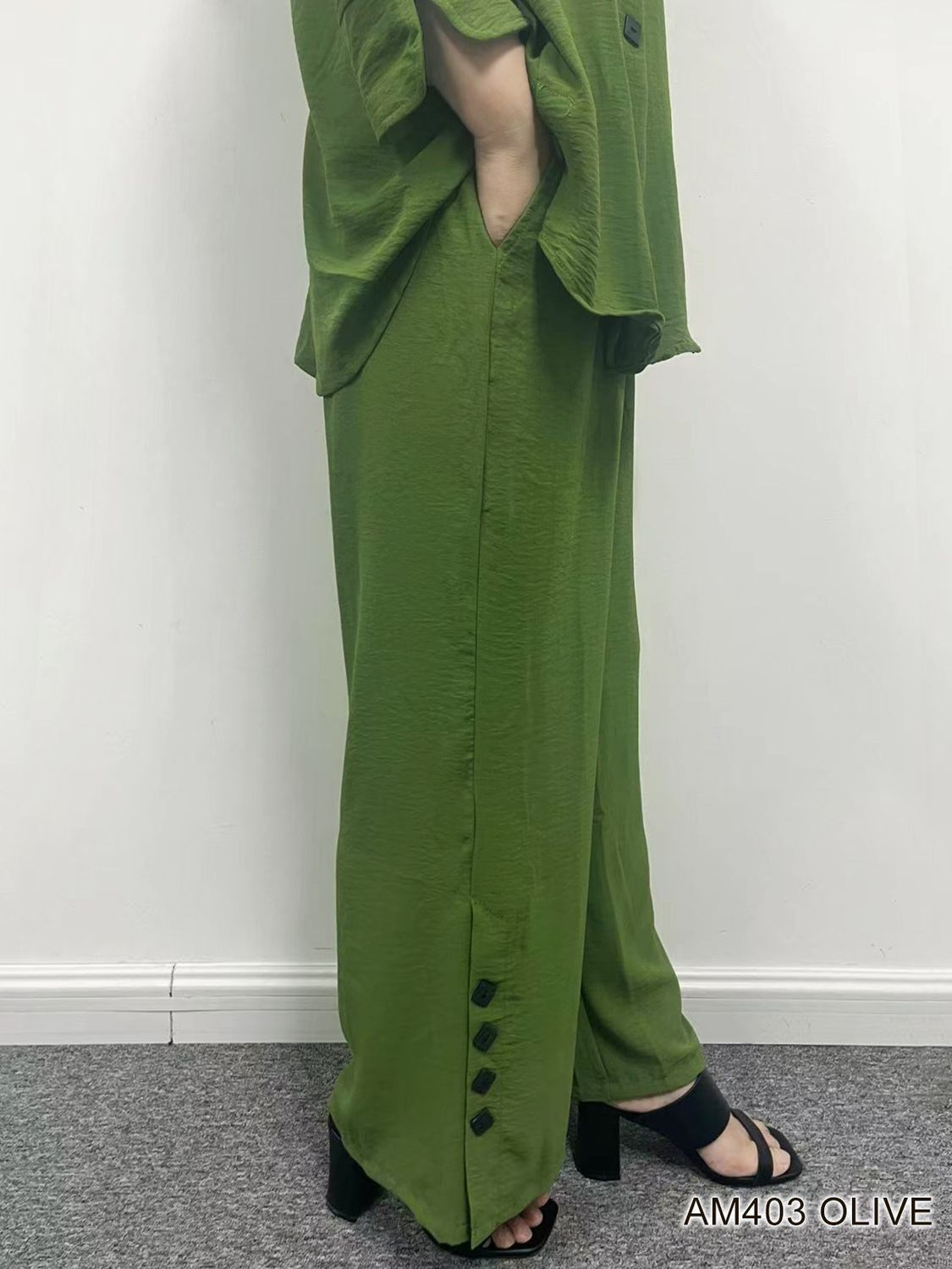 AM403 Elastic waist wide leg crop pant w/button detail