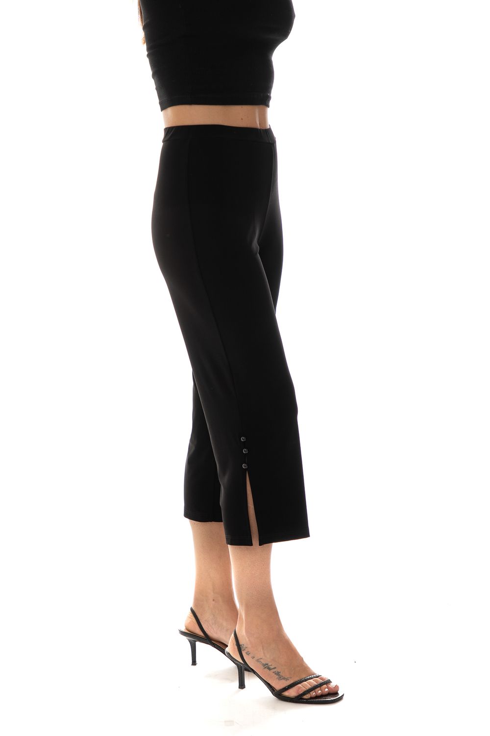 4043 Pull on wide leg capri w/button detail on the side