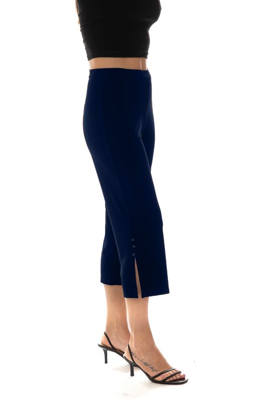 4043 Pull on wide leg capri w/button detail on the side