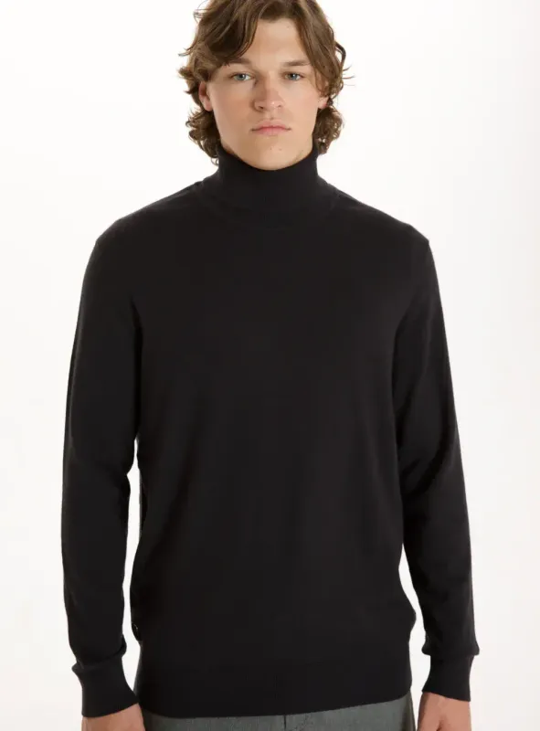 7363493 Men's cashmere like fine guage turtle neck light weight sweater