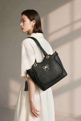 TO630A large tote w/ bow on front and extra strap for crossbody