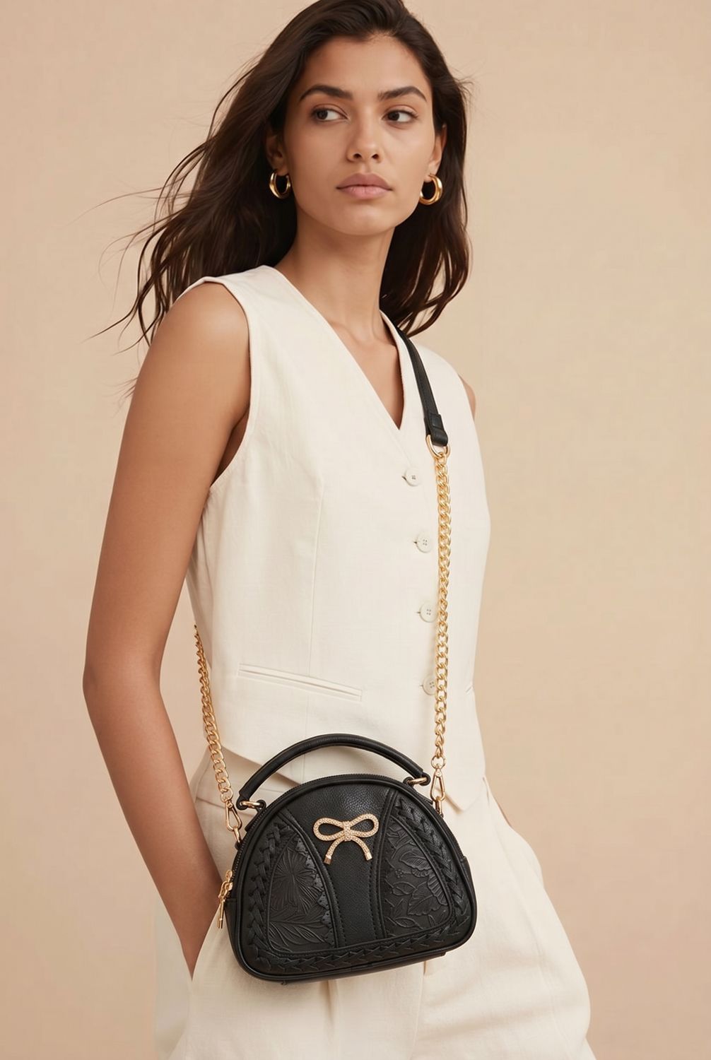 JO6799-1 rounded purse w/bow on front and chain strap