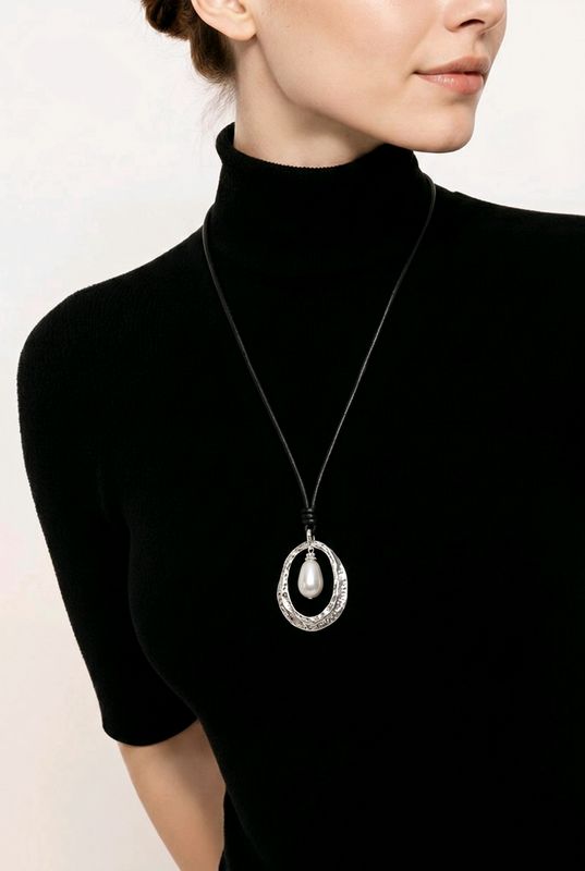 NL060-A1012 Leather rope necklace w/pearl