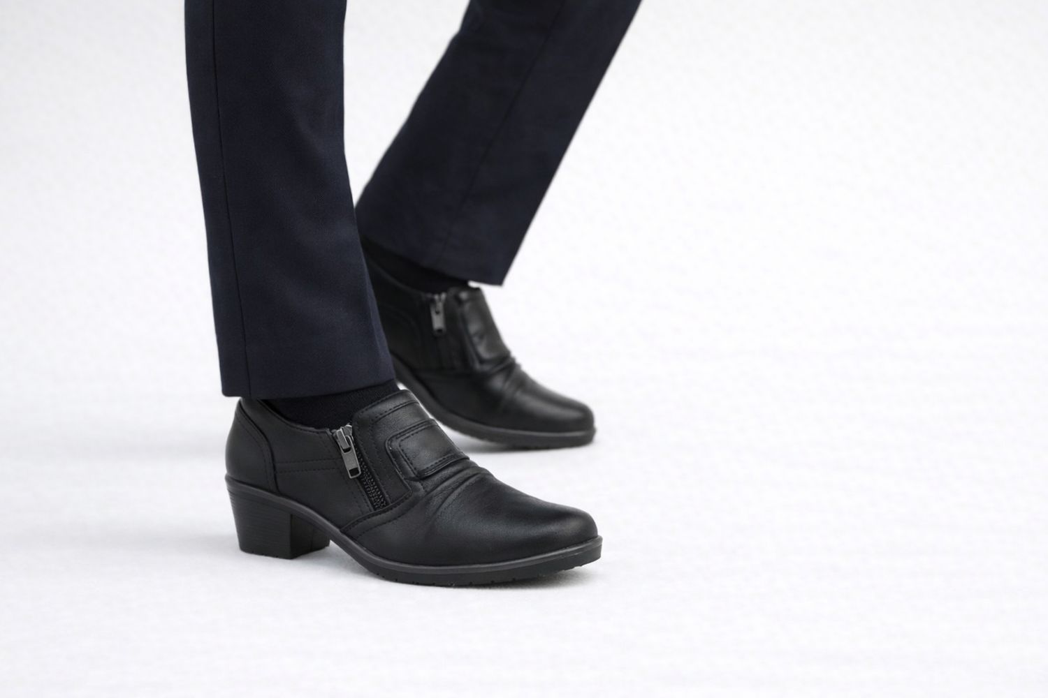 2255637 Ladies closed shoe w/side zip entry