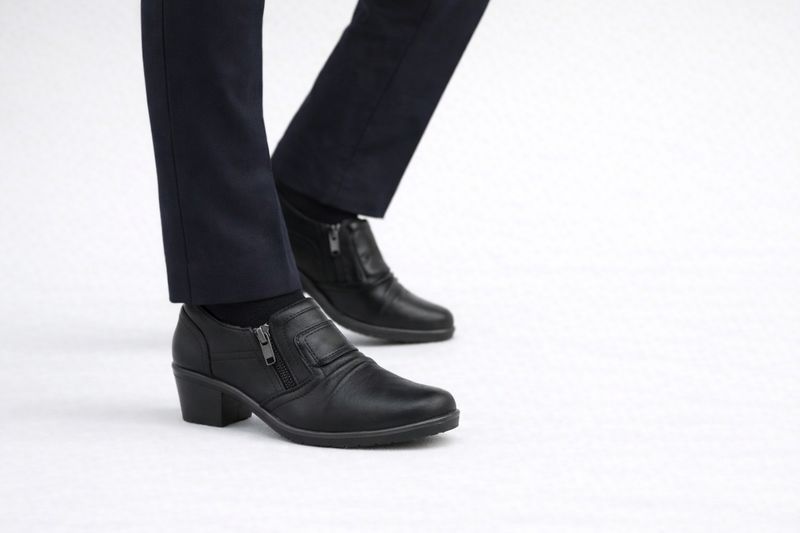 2255637 Ladies closed shoe w/side zip entry