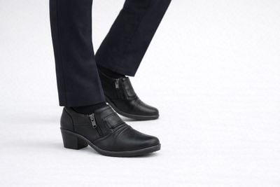 2255637 Ladies closed shoe w/side zip entry