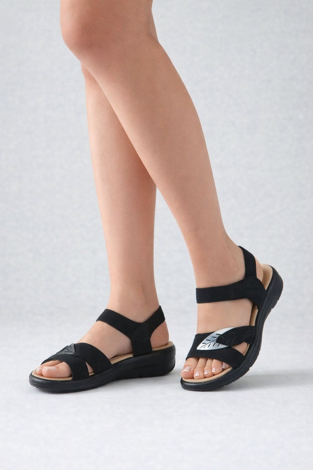 2255665 Ladies velcro flat sandal w/back strap