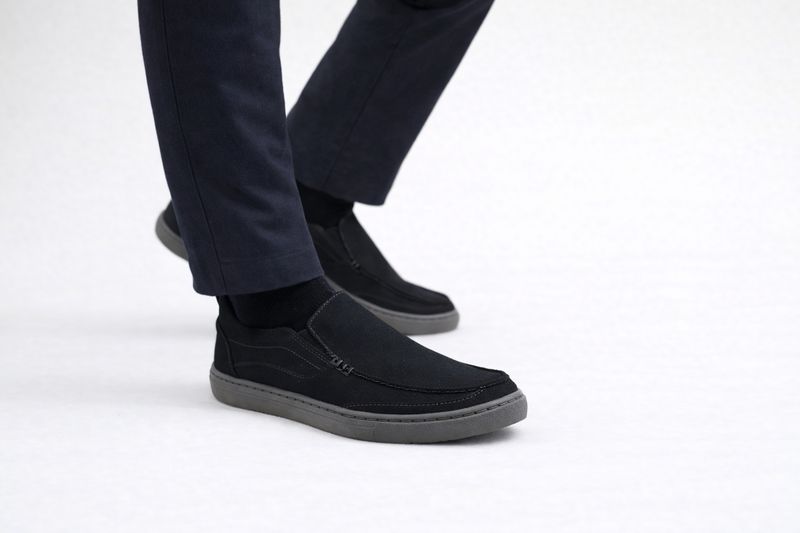2243496 Men's loafer style light weight closed shoe