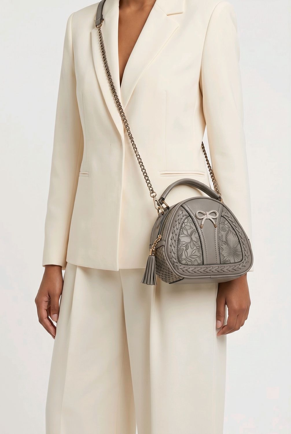 JO6799-1 rounded purse w/bow on front and chain strap