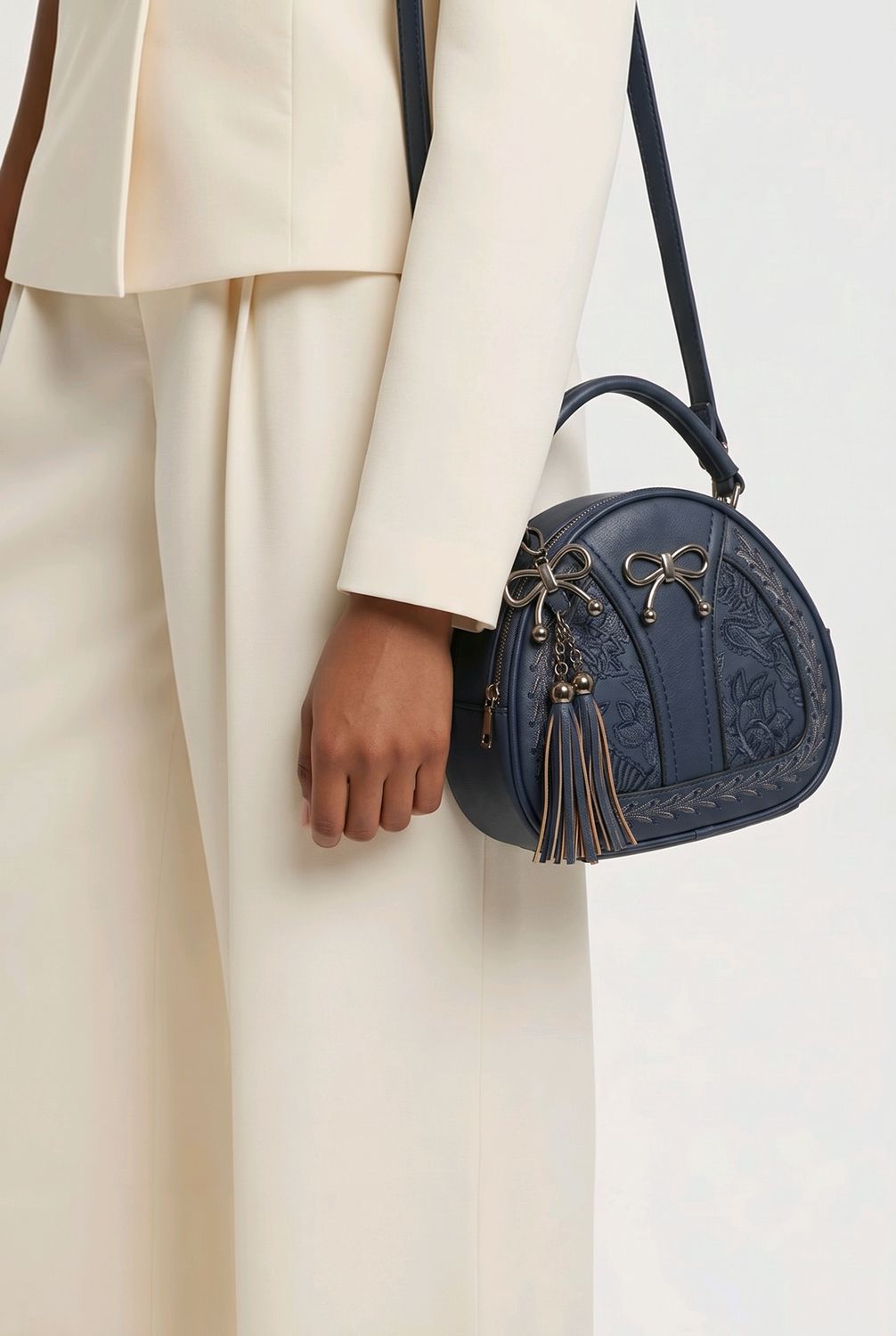JO6799-1 rounded purse w/bow on front and chain strap
