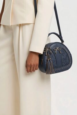 JO6799-1 rounded purse w/bow on front and chain strap