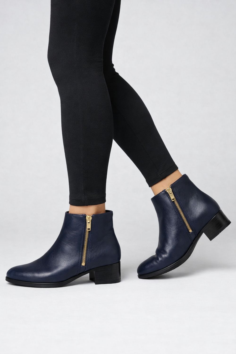 2155251 Short faux suede boot w/inside zip