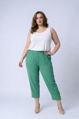 AM663 Elastic waist capri with pockets and button detail bottom