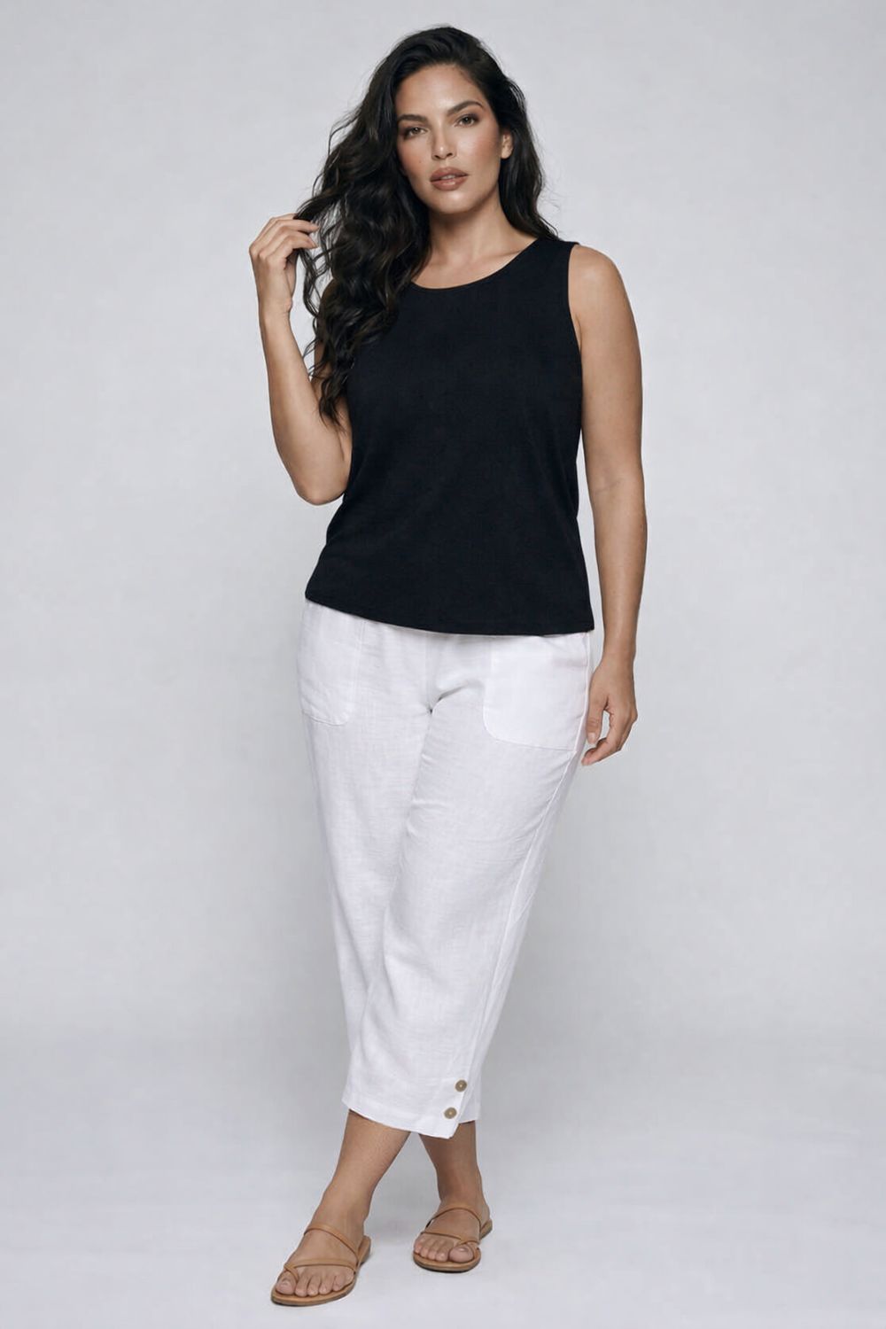 AM663 Elastic waist capri with pockets and button detail bottom