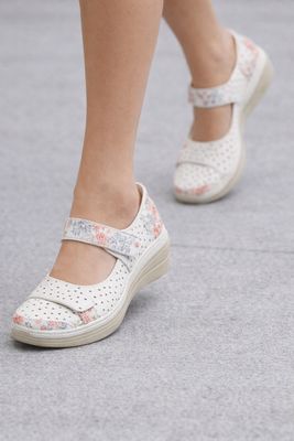 2265651 Closed mary jane style print shoe with valcro