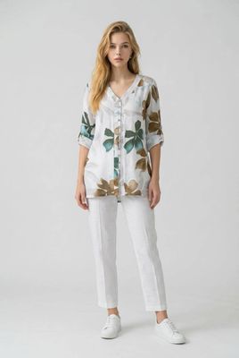 46915 Printed v neck 3/4 sleeve top with button front detail