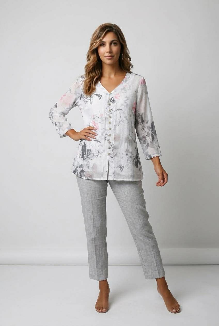 46915 Printed v neck 3/4 sleeve top with button front detail