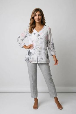 46915 Printed v neck 3/4 sleeve top with button front detail