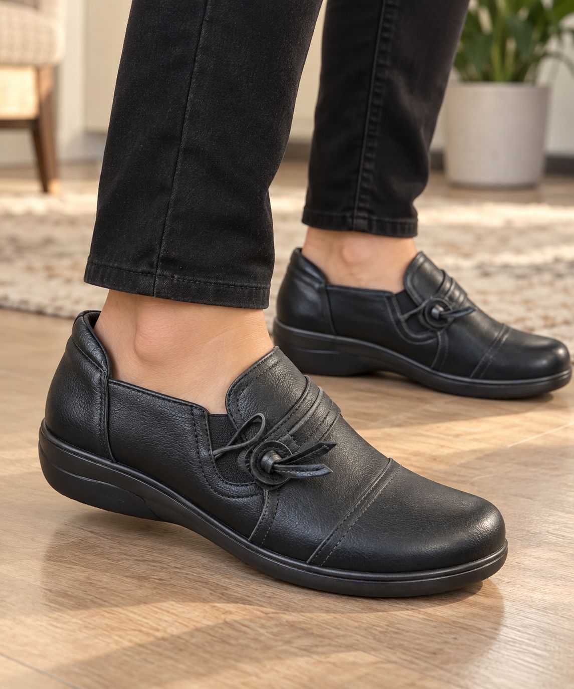 2155647 Closed shoe w/side button detail