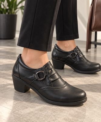 2165638 Closed shoe w/2 inch heel and side detail