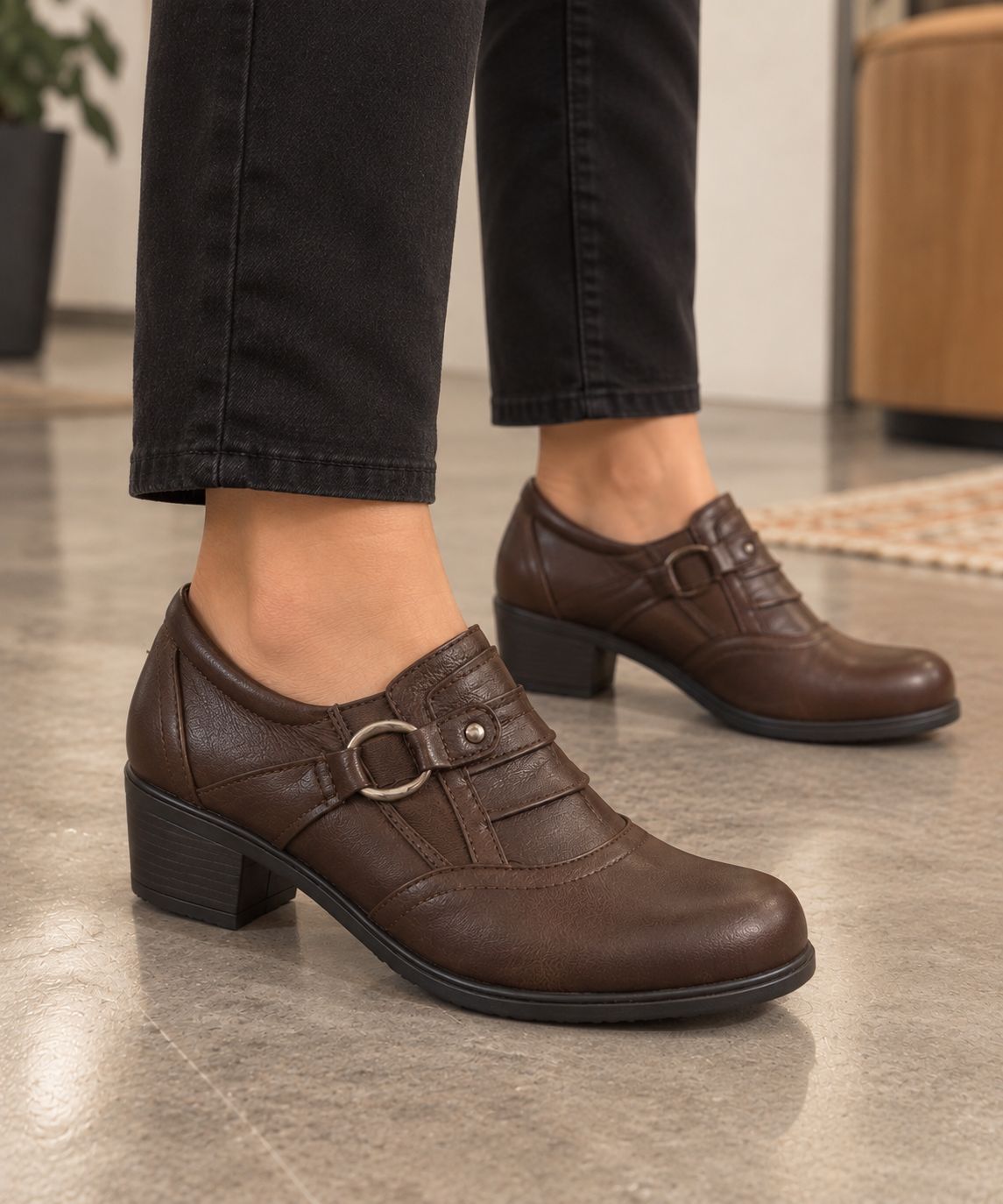 2165638 Closed shoe w/2 inch heel and side detail