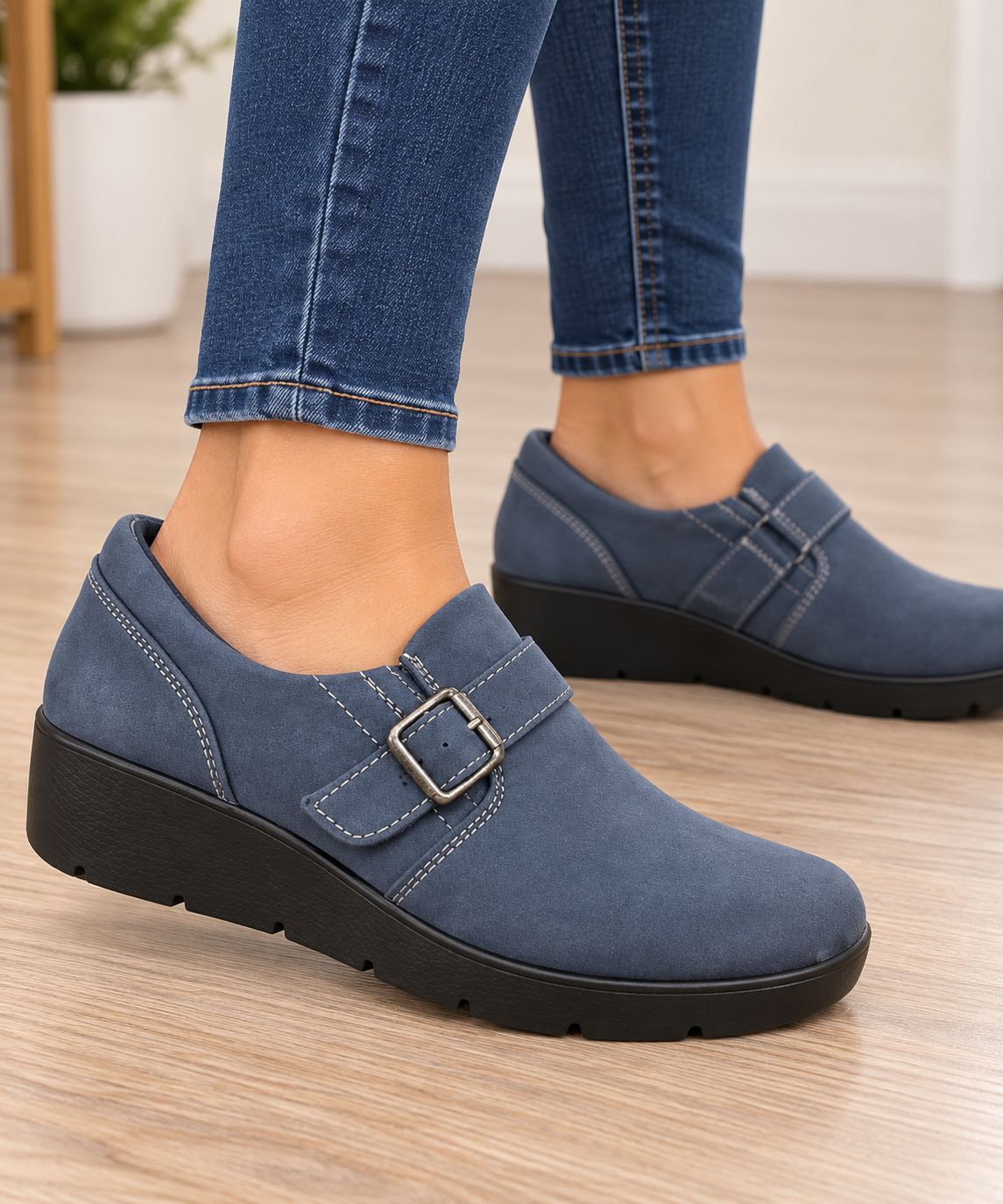 2165688 Ladies slip on closed shoe