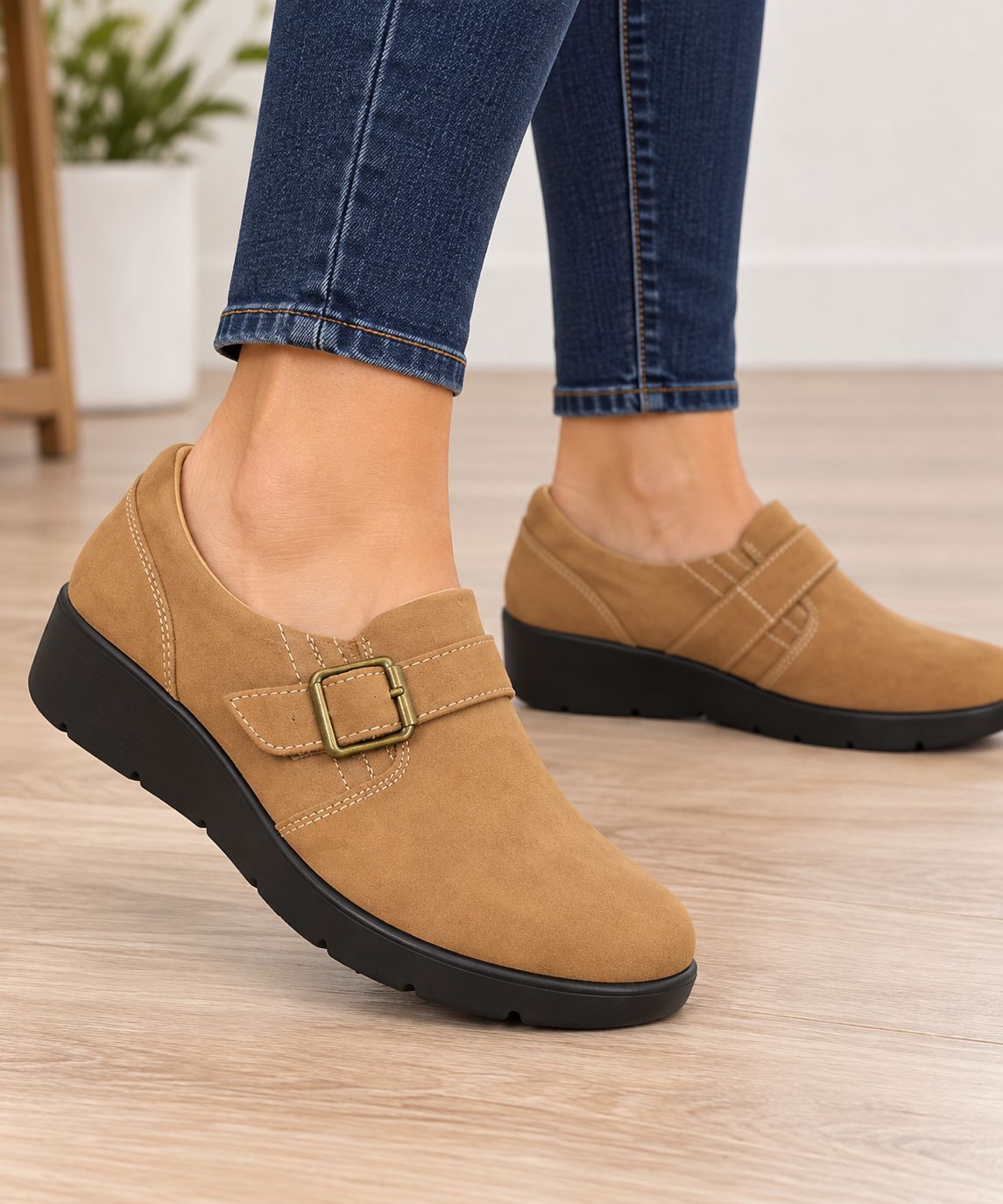 2165688 Ladies slip on closed shoe