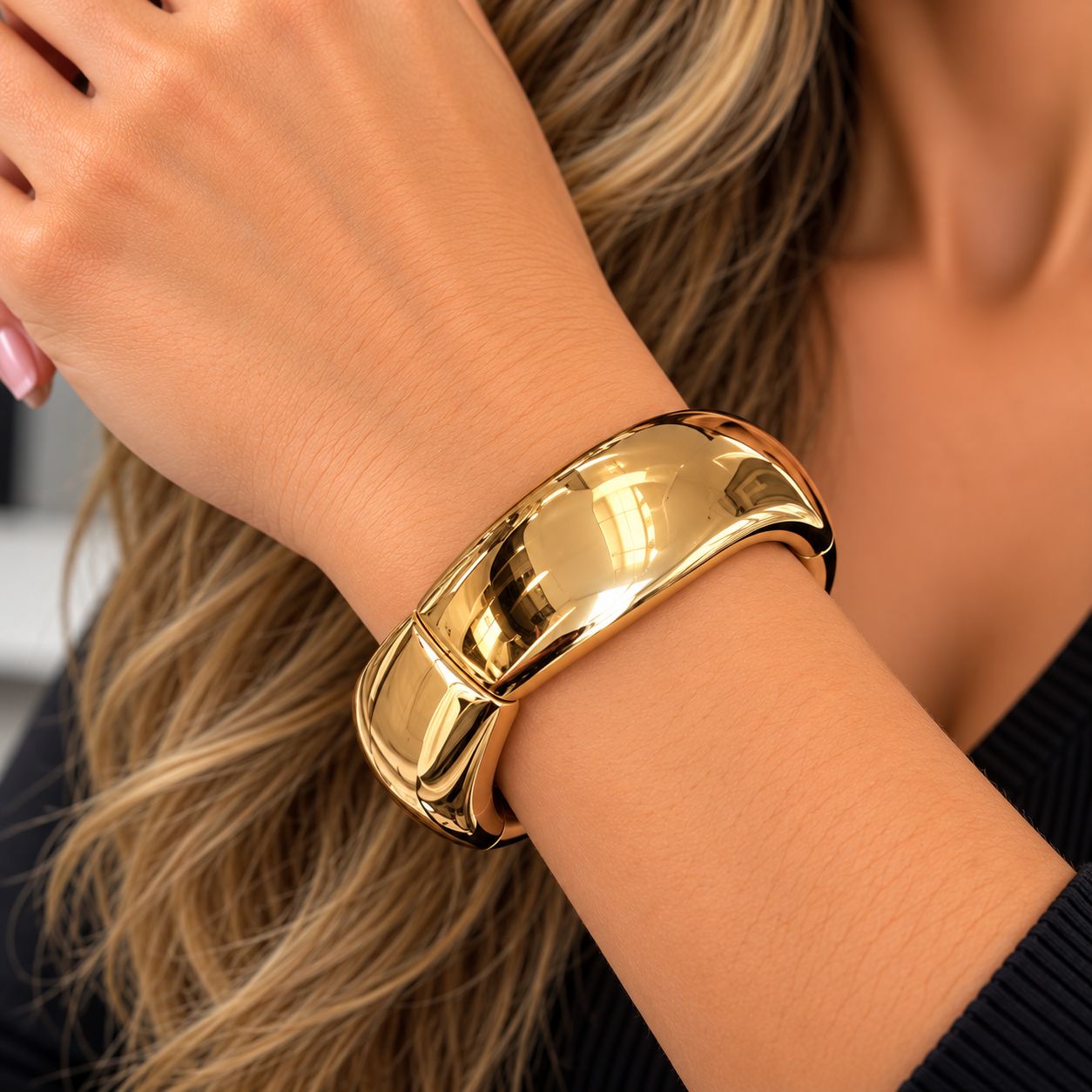 3338-GLD Solid gone tone bangle bracelet