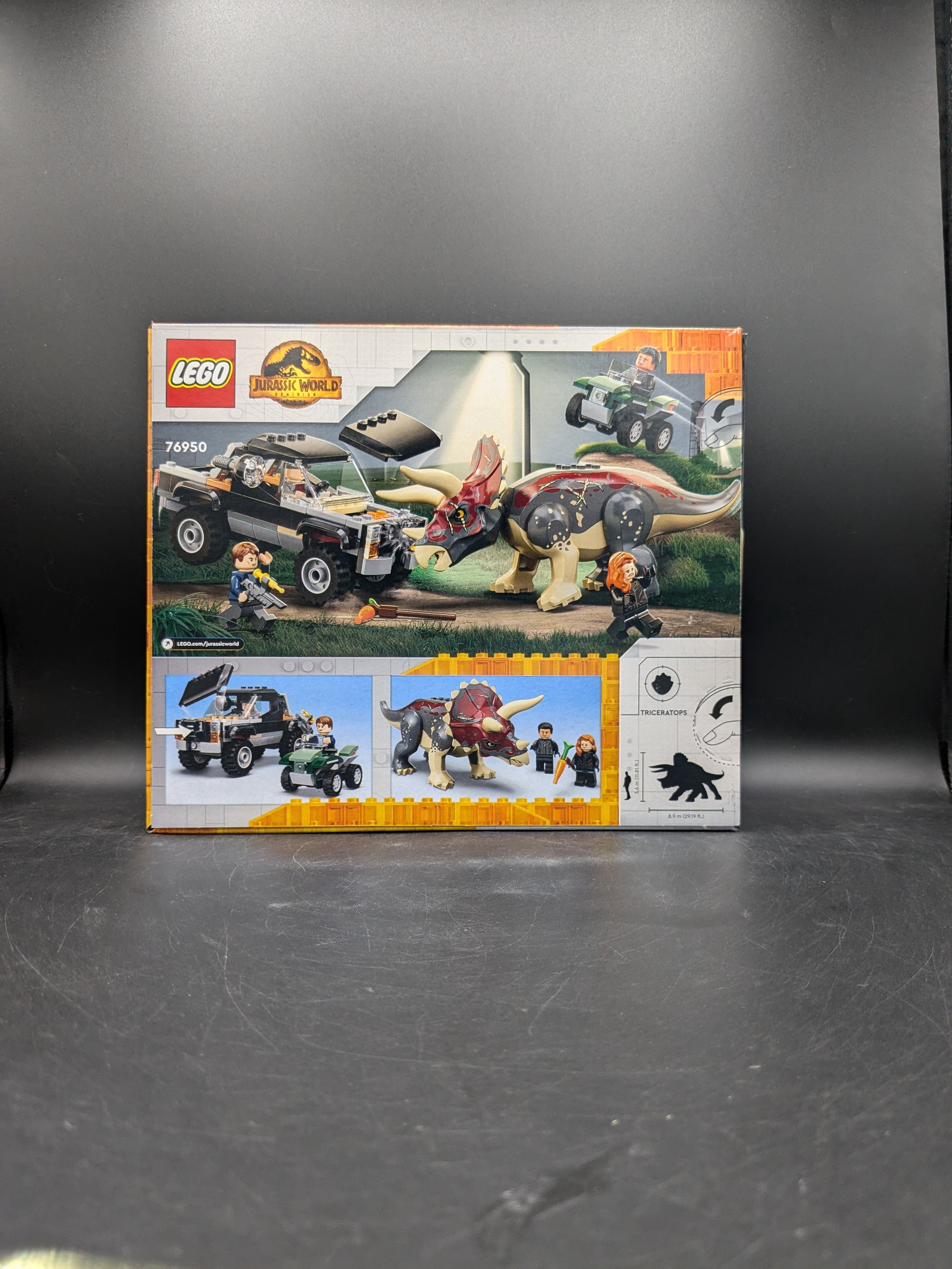 Lego Jurassic World 76950 Triceratops Pickup Truck Ambush 2022 view 3