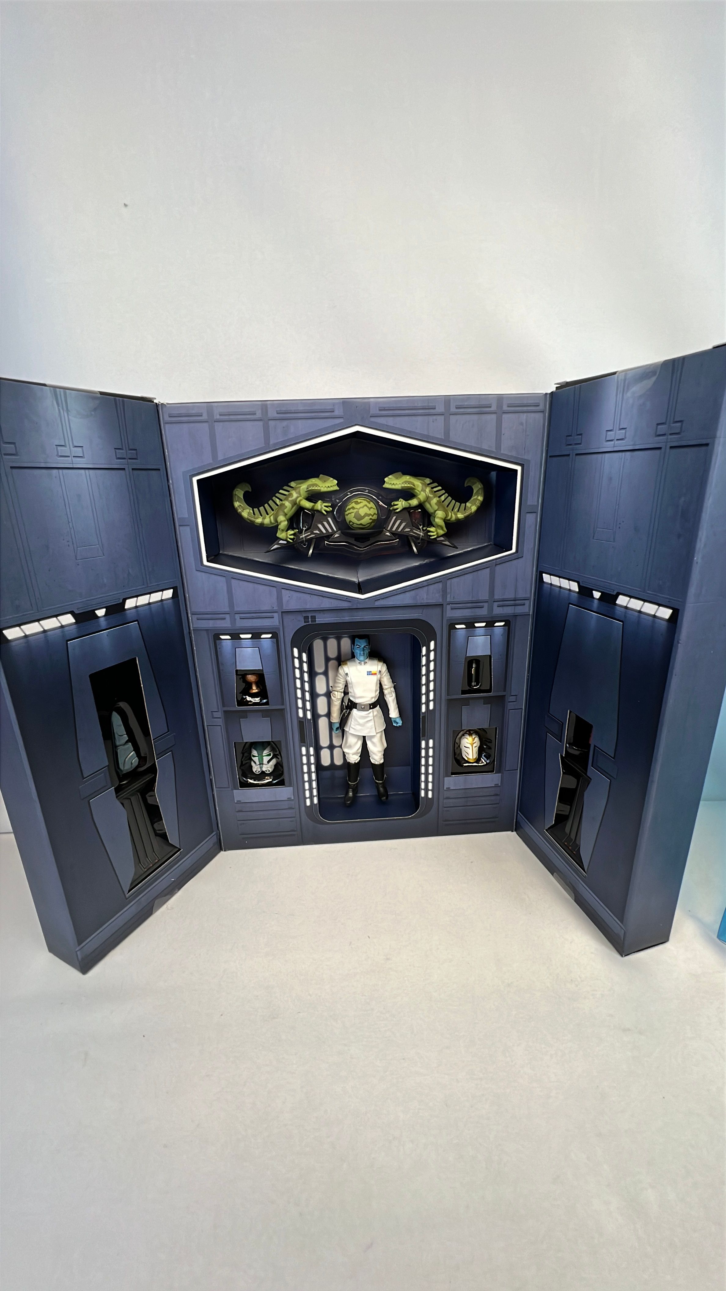 Hasbro Star Wars Black Series Grand Admiral Thrawn Figure 2017 view 2