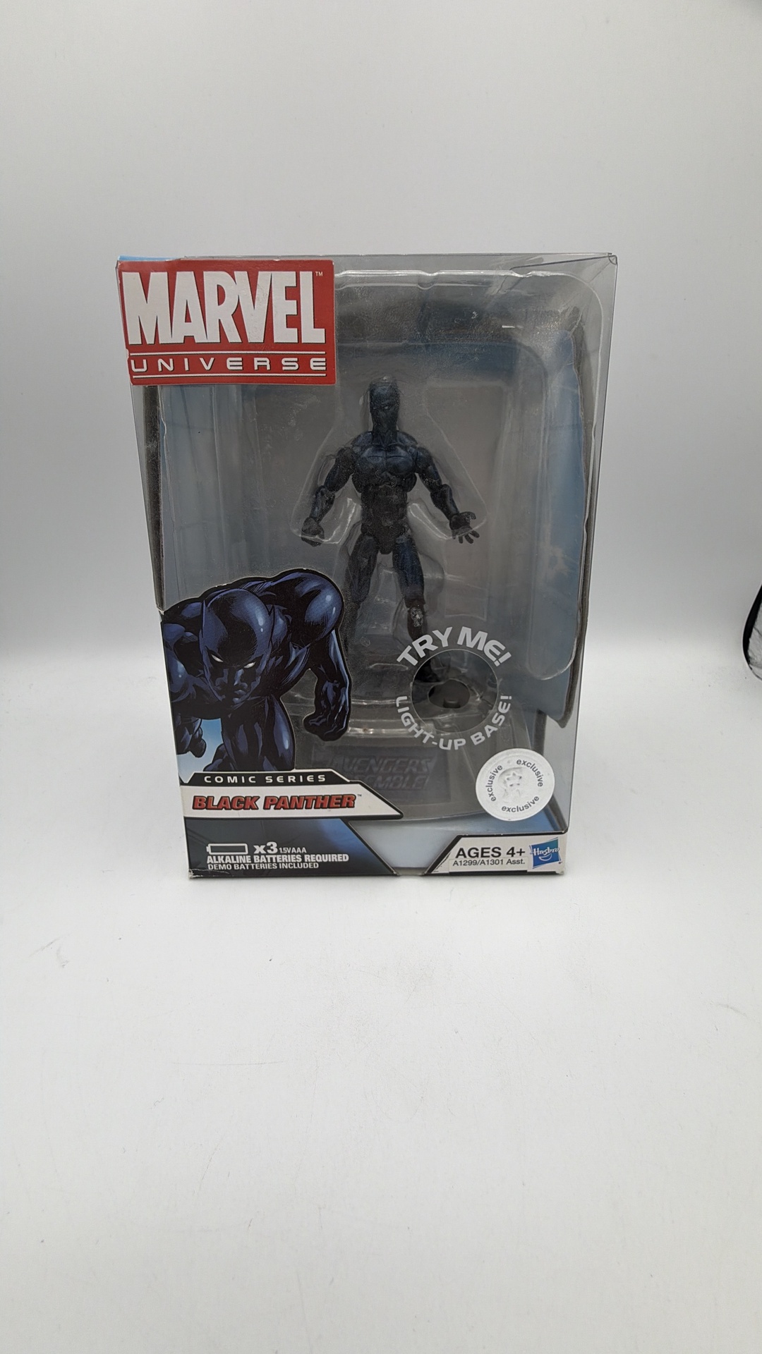 Hasbro Marvel Universe Comic Series Black Panther Figure With Light Up Base
