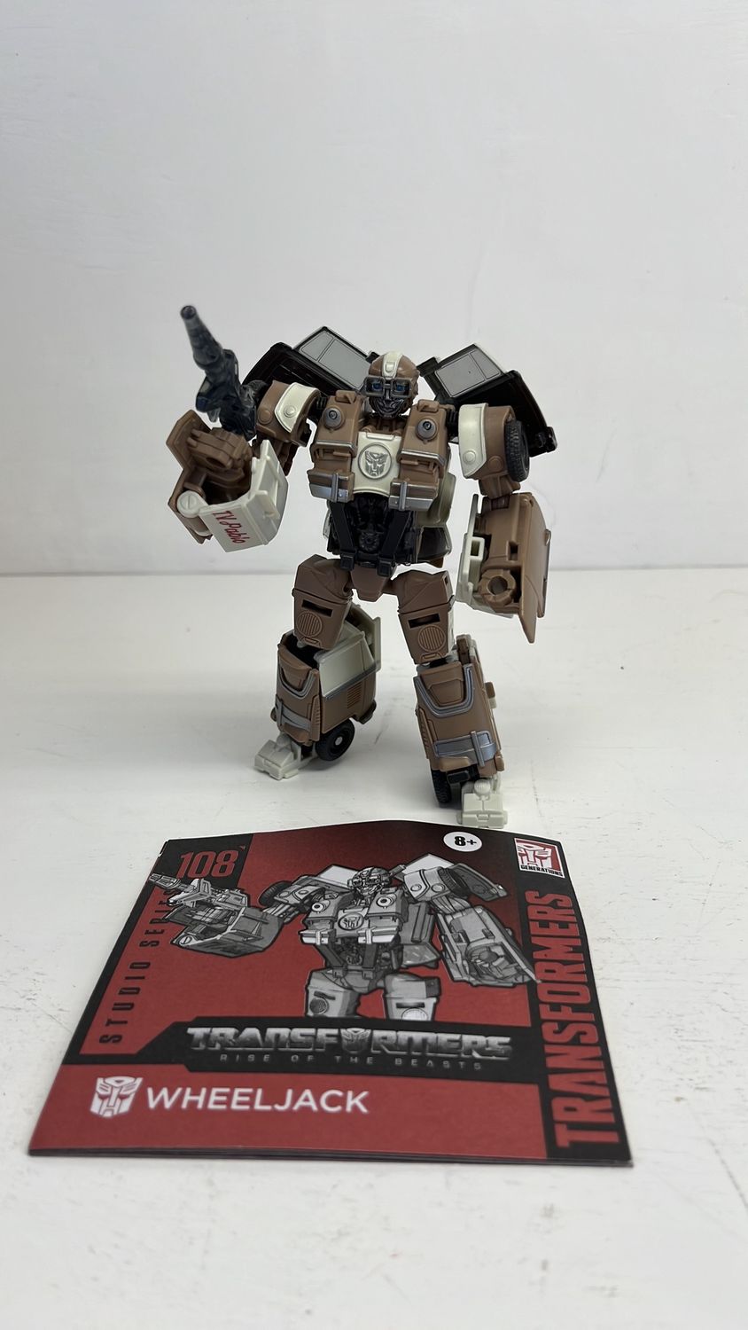 Hasbro Transformers Studio Series 108 Wheeljack Figure 2023 (used)