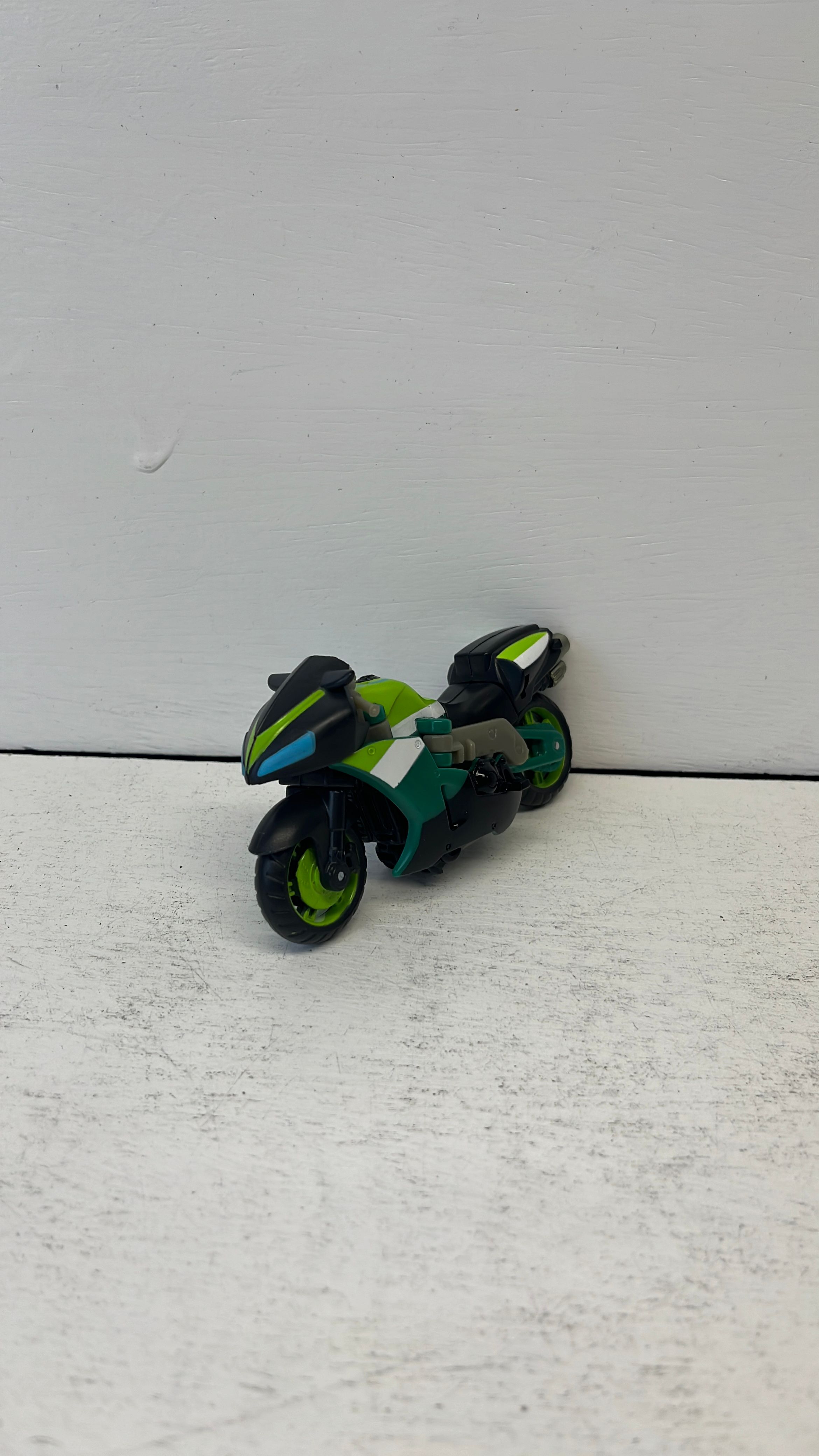 Hasbro Transformers Revenge of the Fallen Knockout Figure 2009 (used) Incomplete view 3
