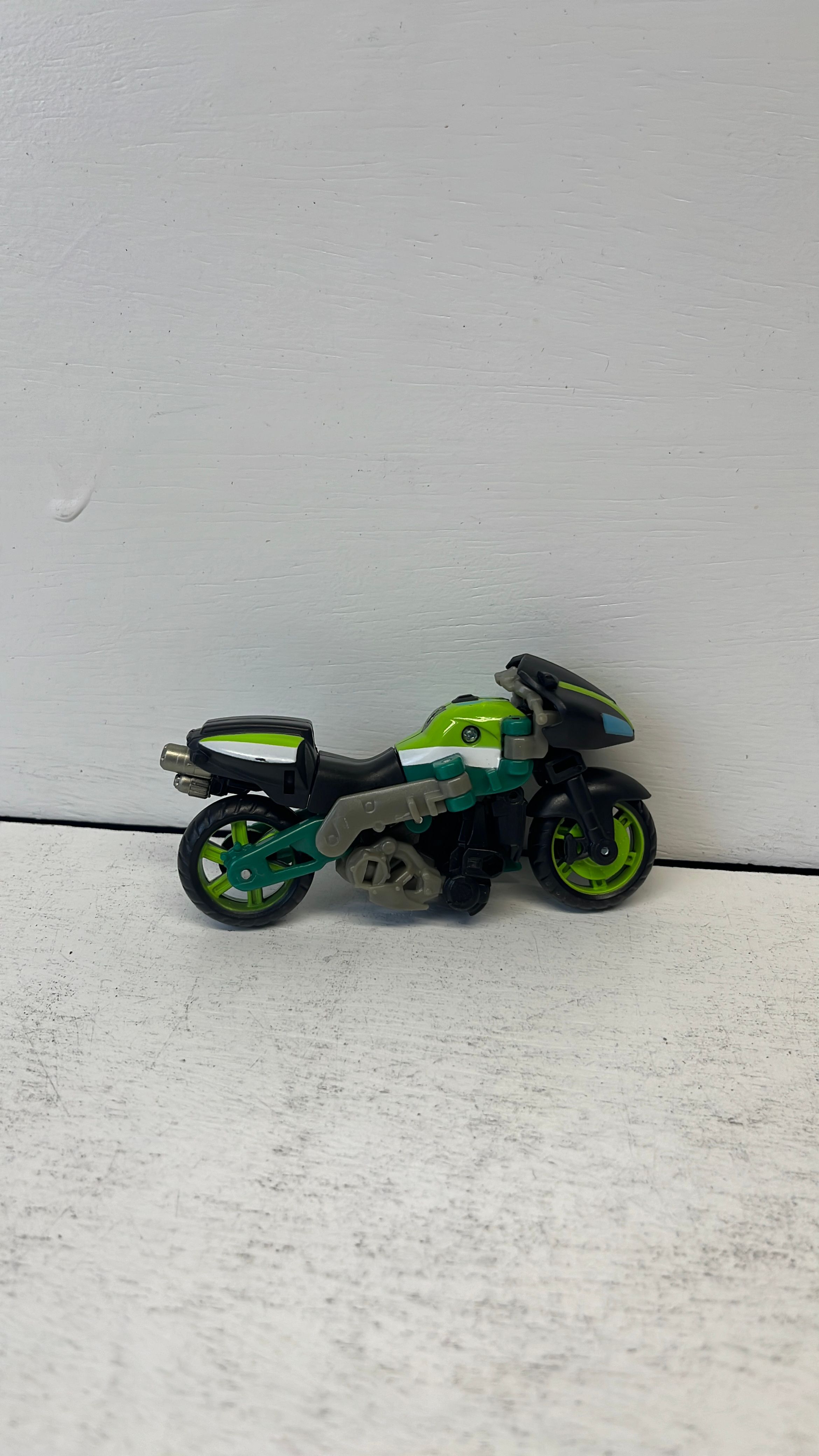 Hasbro Transformers Revenge of the Fallen Knockout Figure 2009 (used) Incomplete view 4