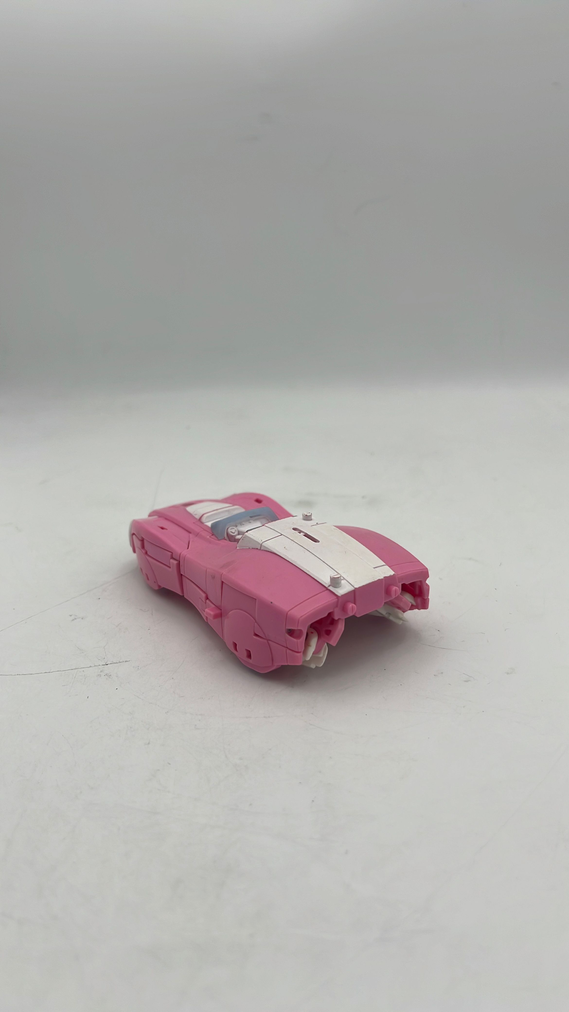 Hasbro Transformers War For Cybertron Earthrise Arcee Figure 2020 (used) Incomplete view 3