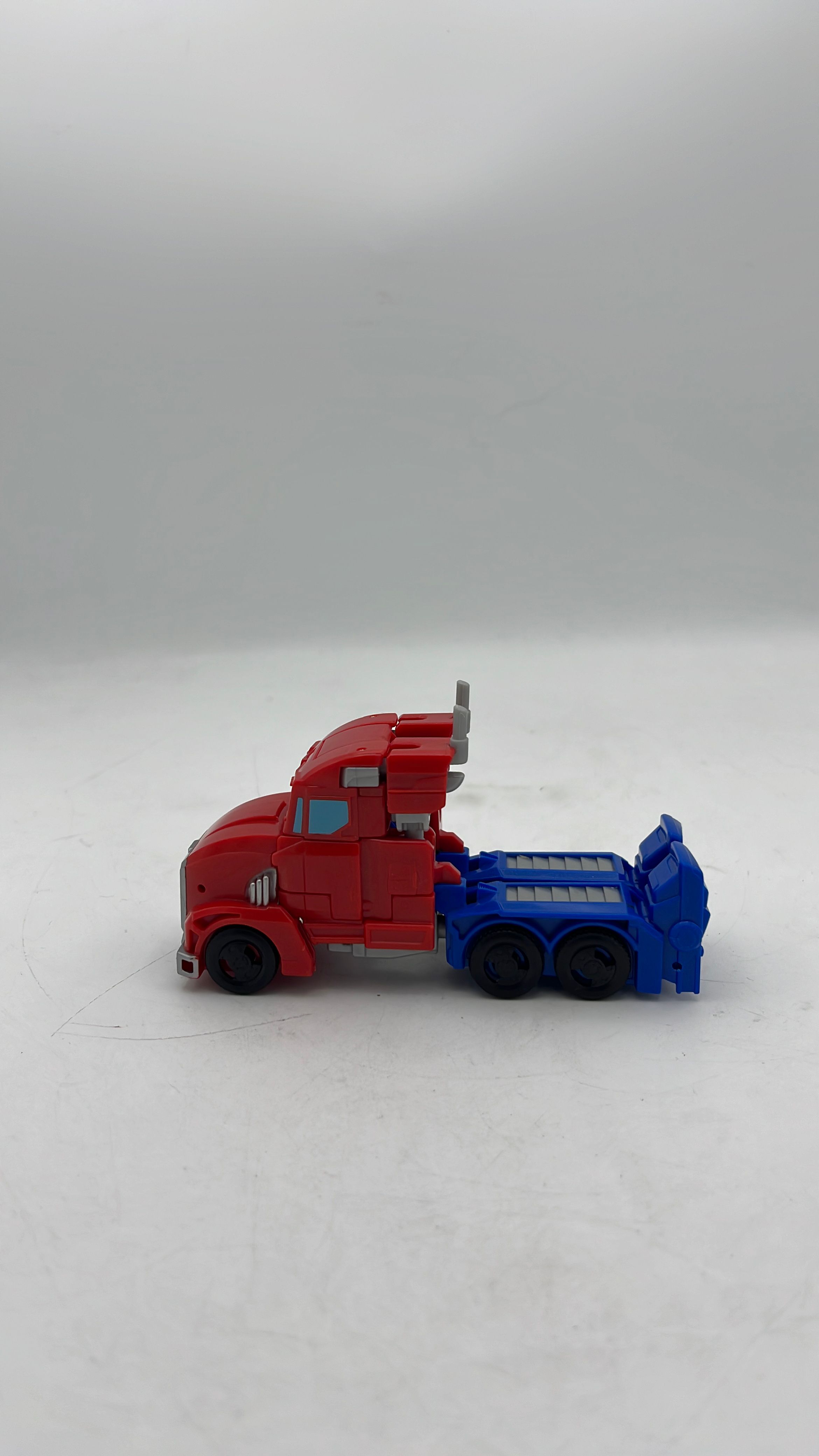 Hasbro Transformers Earthspark Oprimus Prime Figure 2023 (used) view 2