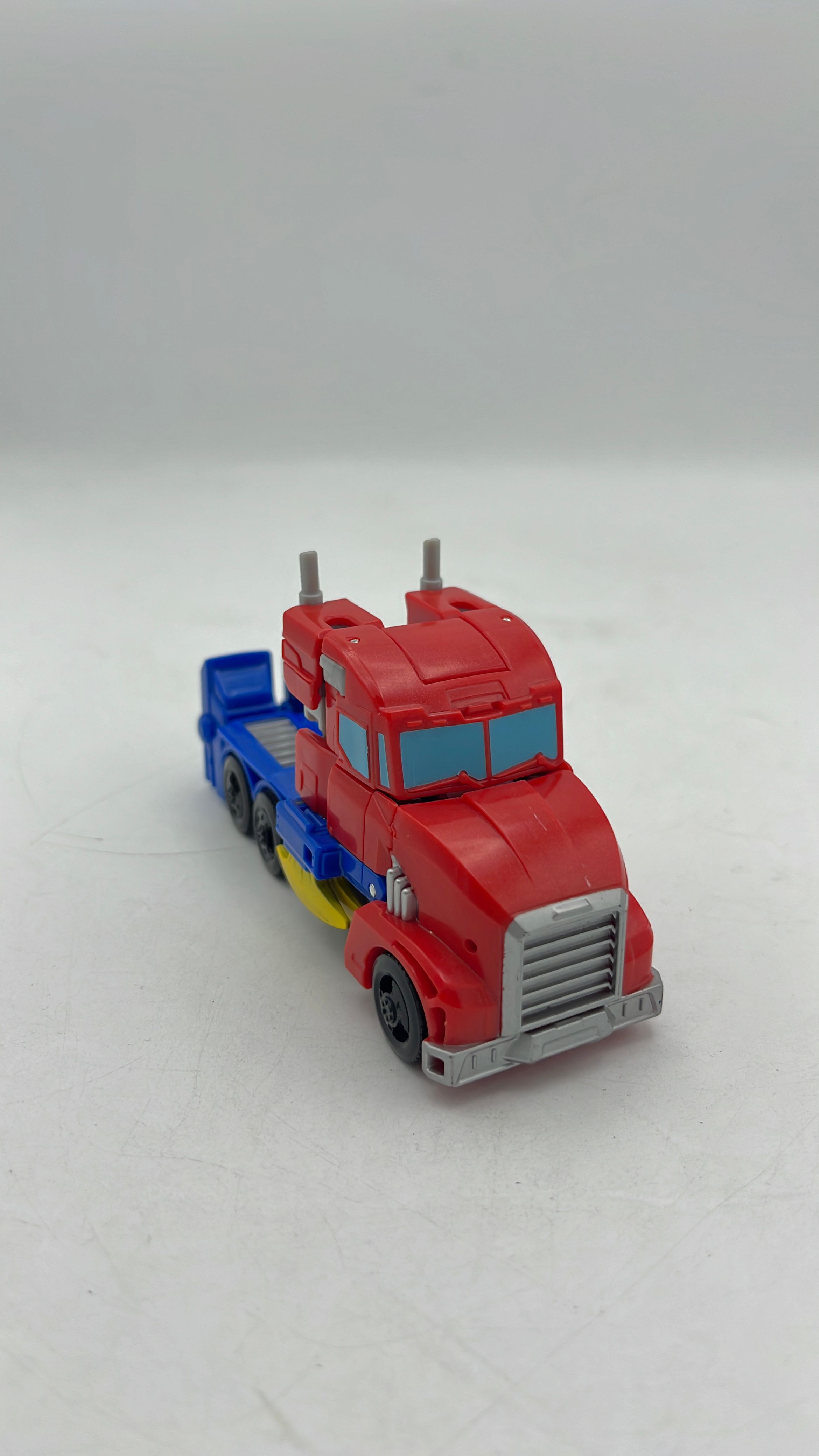 Hasbro Transformers Earthspark Oprimus Prime Figure 2023 (used) view 3