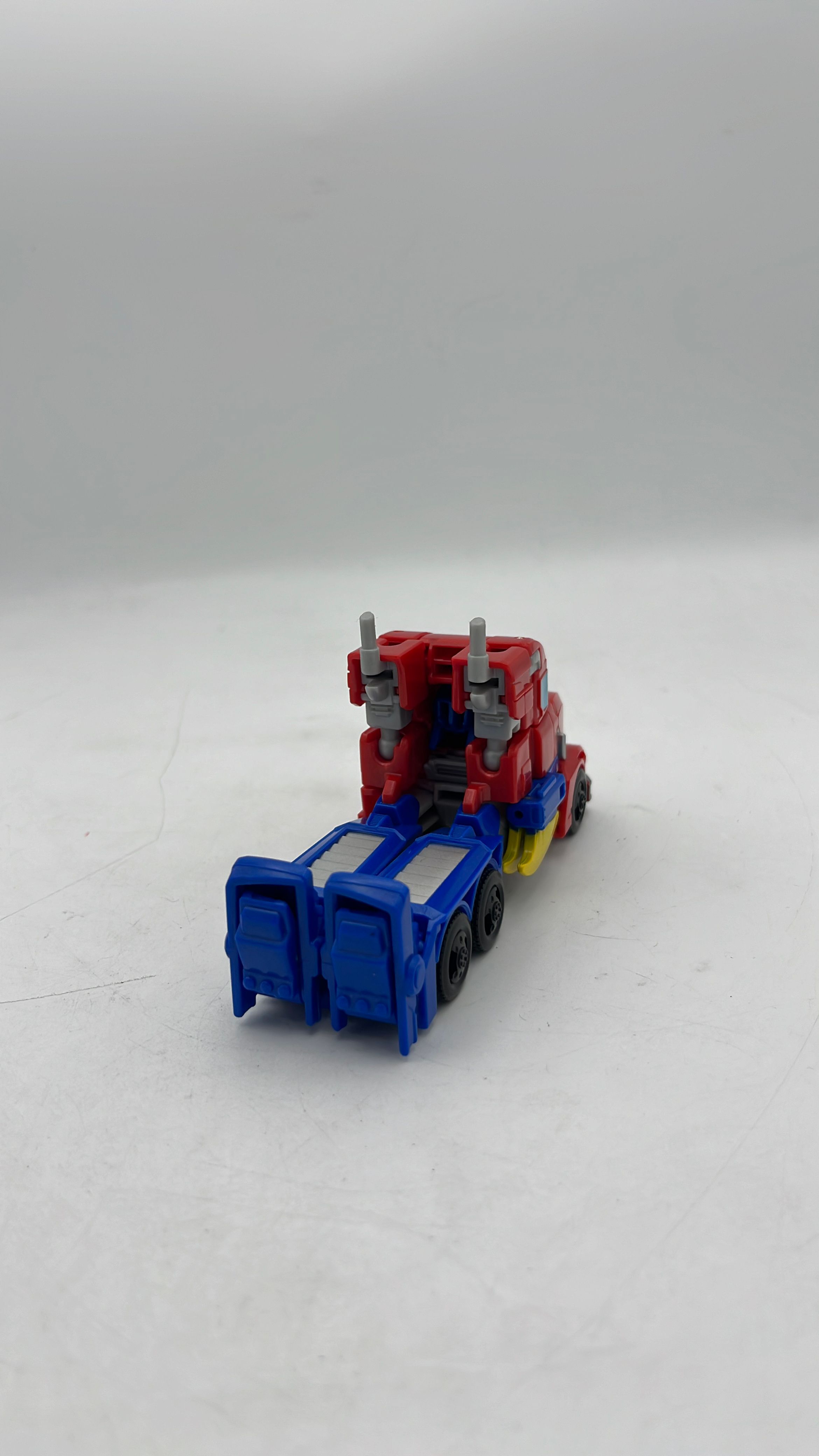 Hasbro Transformers Earthspark Oprimus Prime Figure 2023 (used) view 4