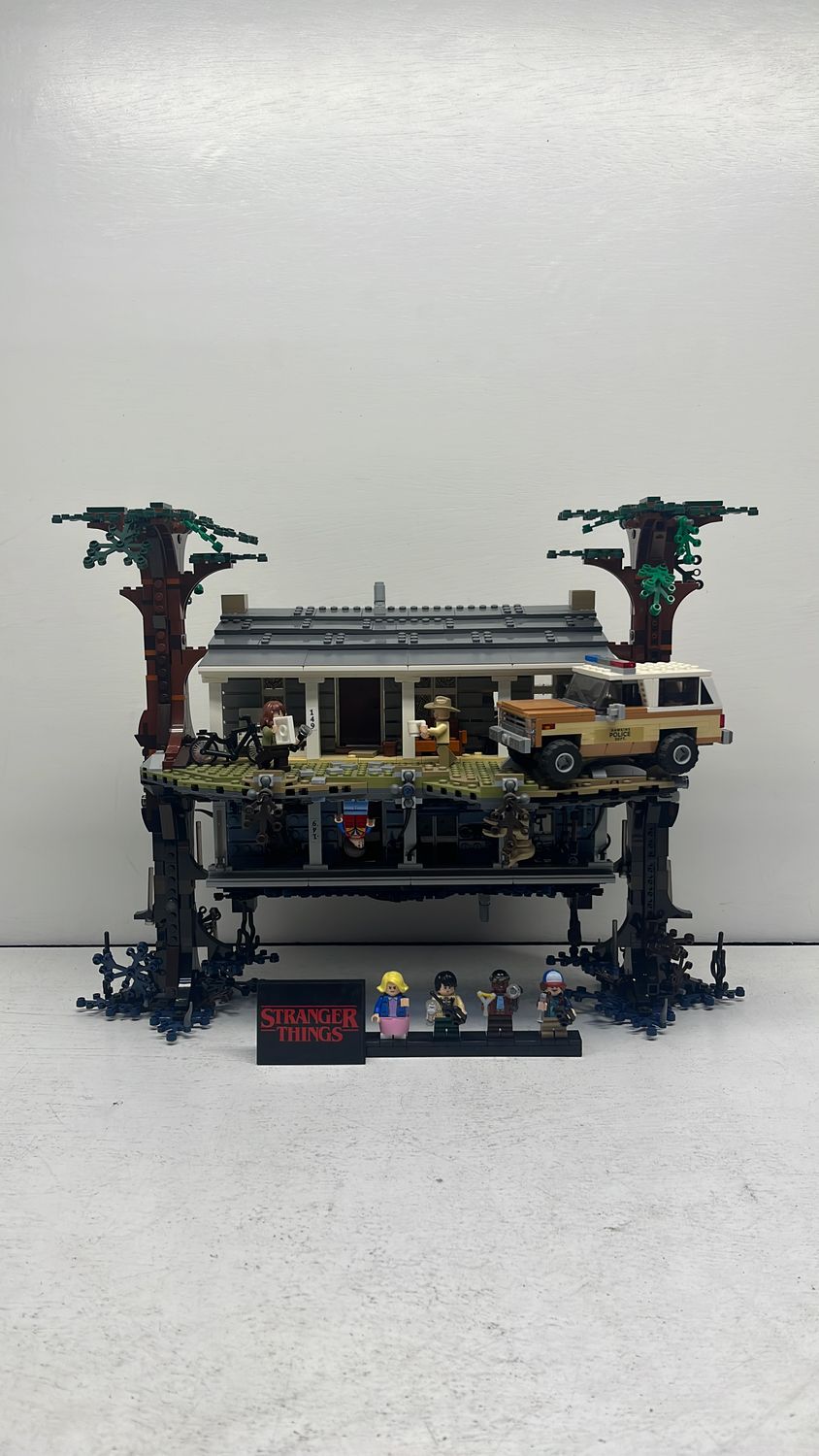 Lego 75810 Stranger Things The Upside Down 2019 (used)