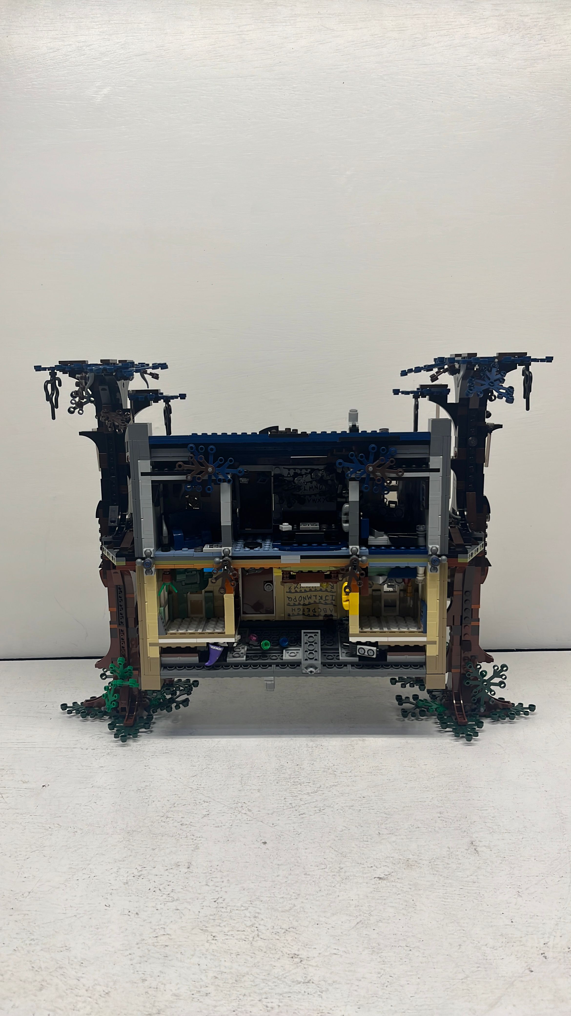 Lego 75810 Stranger Things The Upside Down 2019 (used) view 2