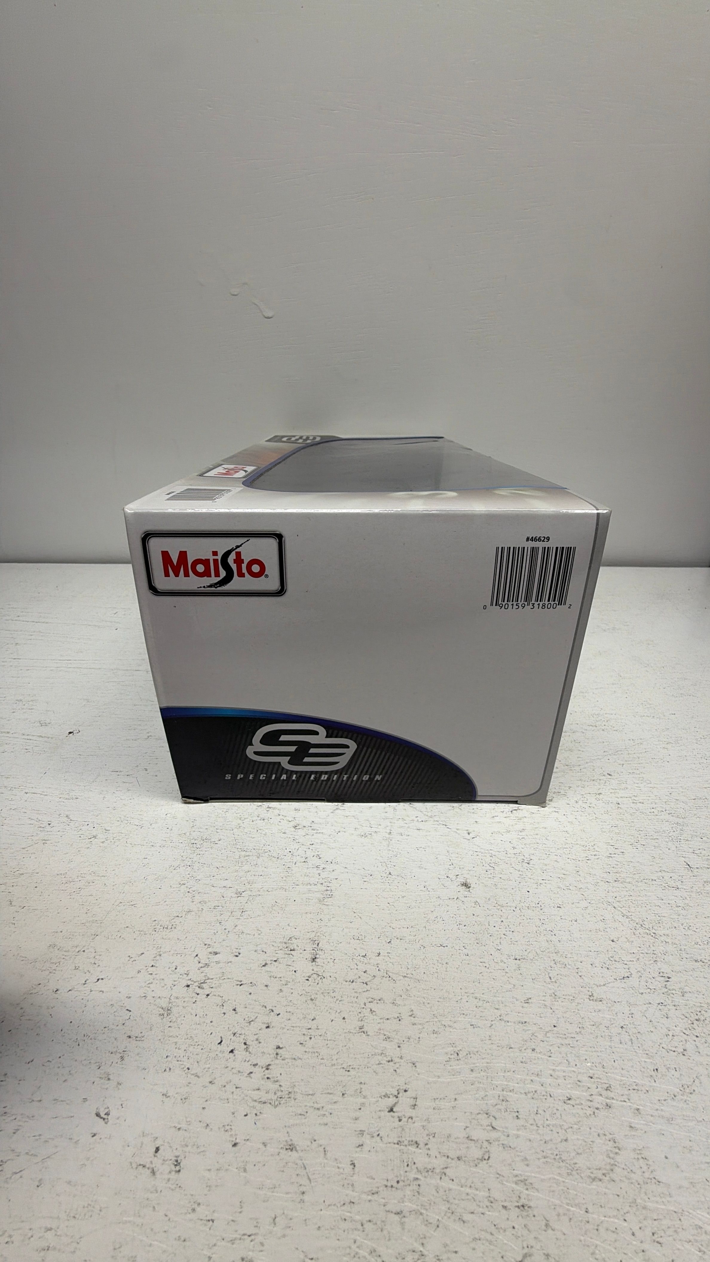 Maisto 1:18 Diecast 2010 Chevrolet Camaro (Dark Blue) view 2