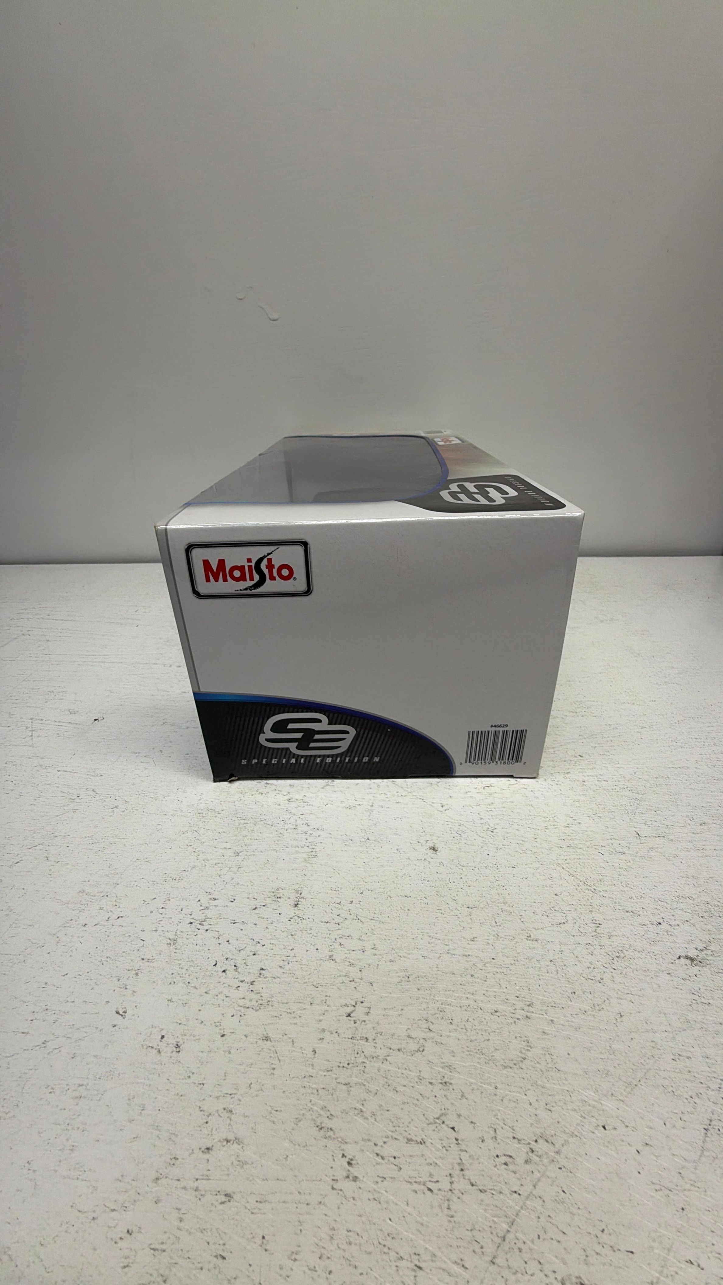 Maisto 1:18 Diecast 2010 Chevrolet Camaro (Dark Blue) view 3