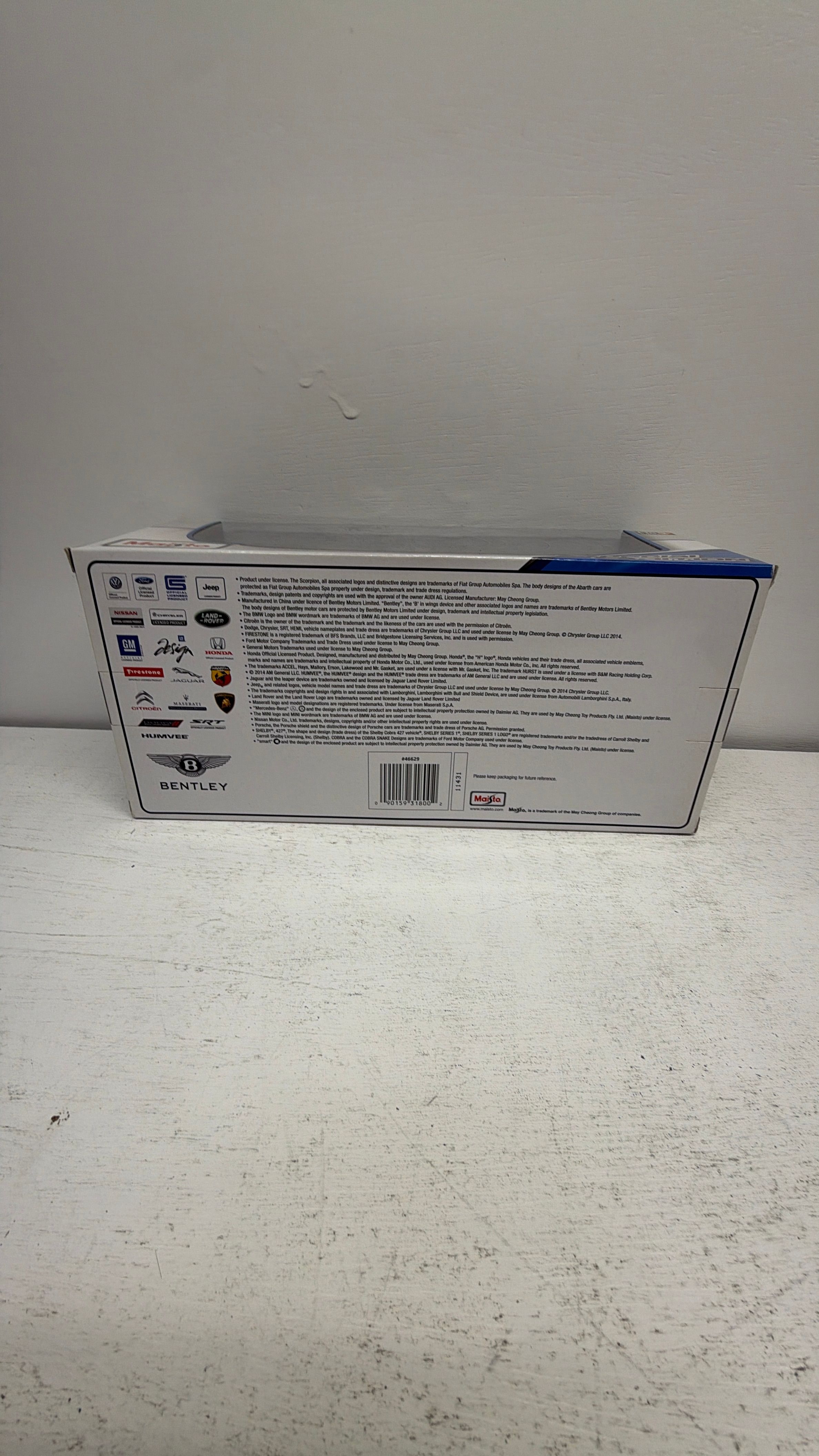 Maisto 1:18 Diecast 2010 Chevrolet Camaro (Dark Blue) view 4