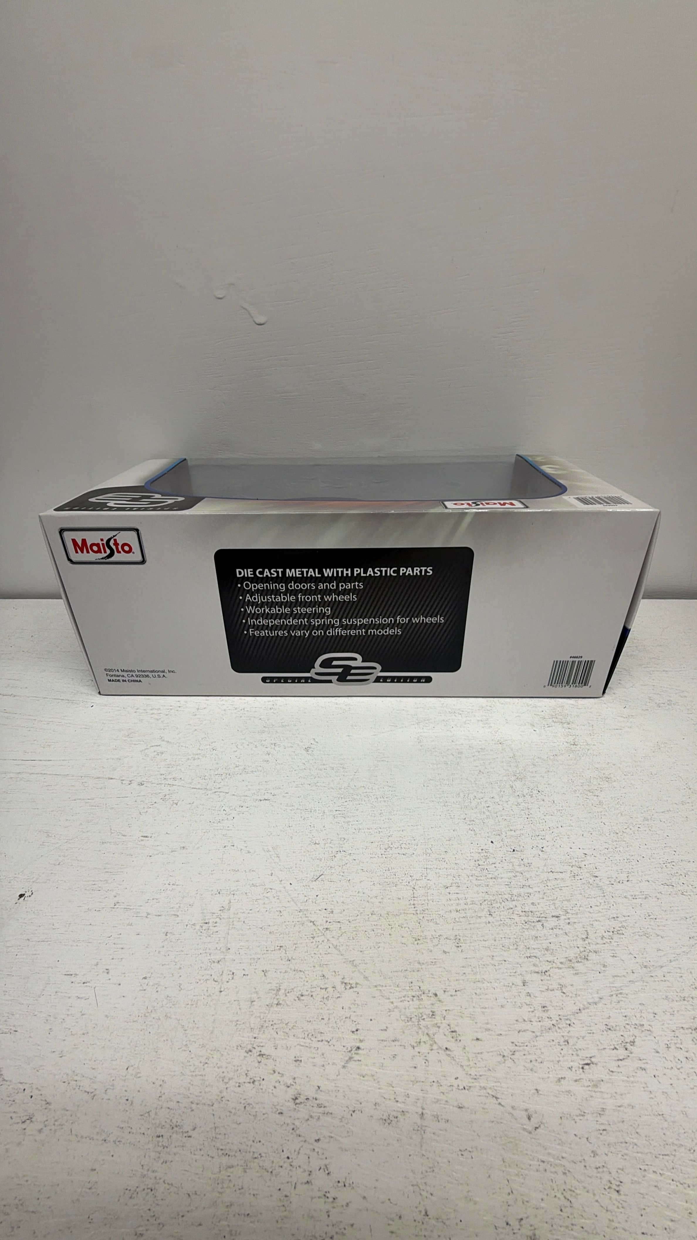 Maisto 1:18 Diecast 2010 Chevrolet Camaro (Dark Blue) view 5