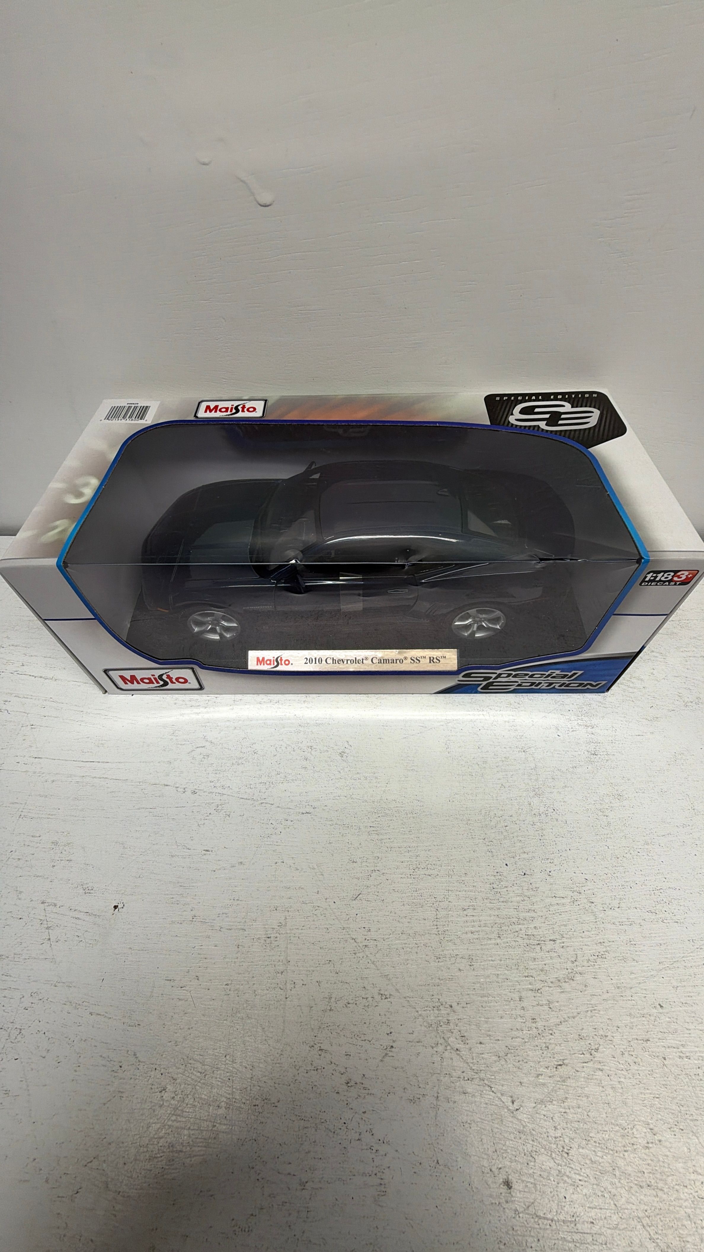 Maisto 1:18 Diecast 2010 Chevrolet Camaro (Dark Blue) view 6