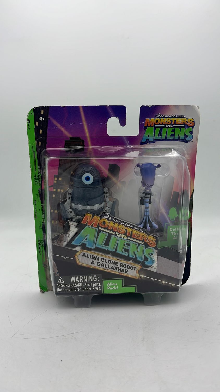 ToyQuest Monsters Vs. Aliens™ Alien Clone Robot &amp; Gallaxhar Figures 2009