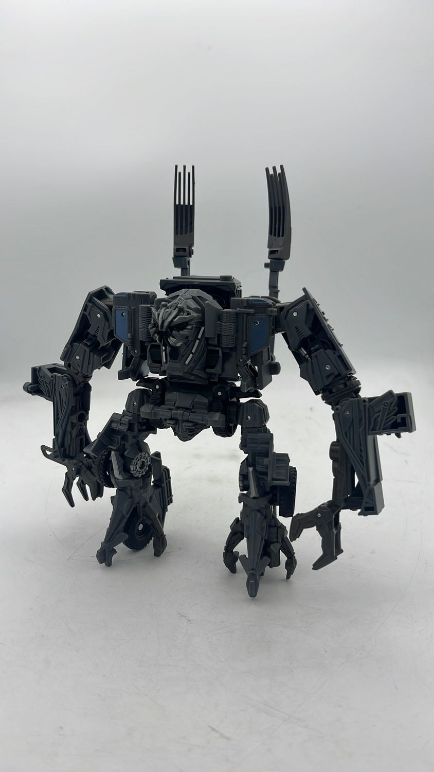 Hasbro Transformers Studio Series Nest Bonecrusher Figure 2023 (used)