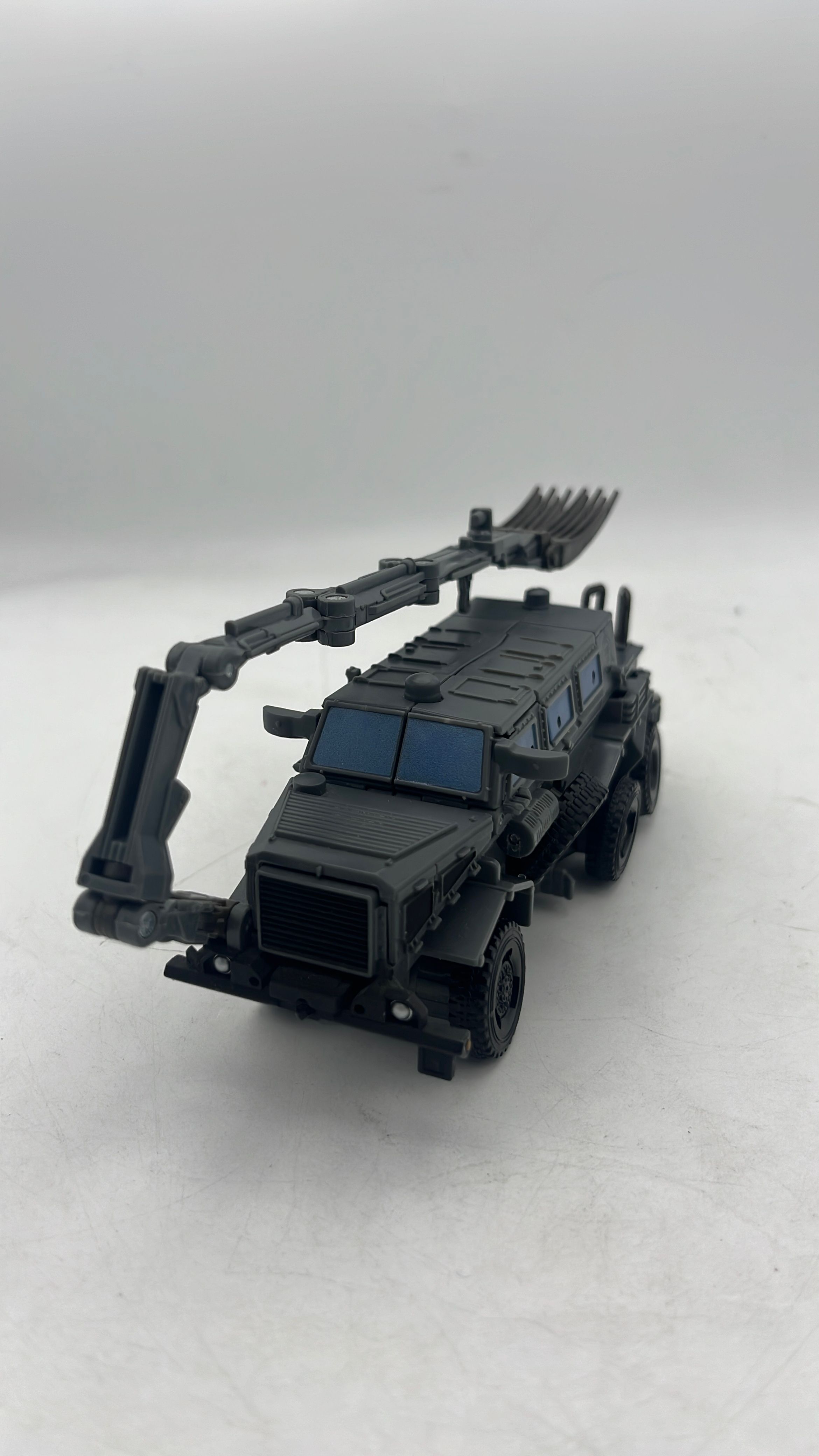 Hasbro Transformers Studio Series Nest Bonecrusher Figure 2023 (used) view 2